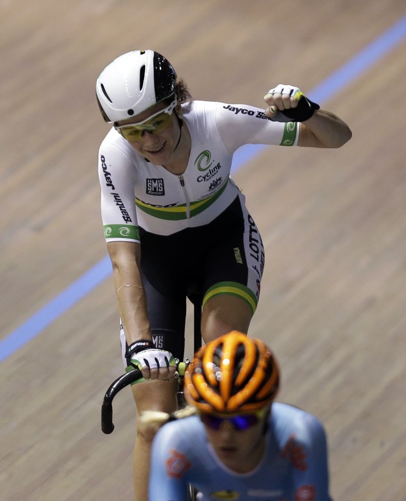 La australiana Amy Cure celebra luego de ganar la medalla de oro en la prueba por puntos durante el Mundial de Ciclismo de Pista, el s&aacute;bado 1 de marzo de 2014, en Cali, Colombia (AP Foto/Fernando Vergara)