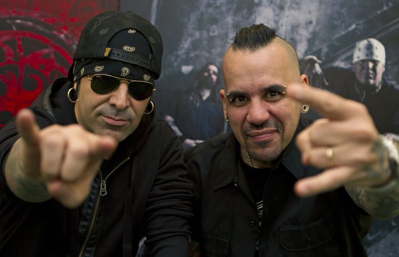 En esta foto del 20 de noviembre del 2013, el baterista mexicano Alex Gonz&aacute;lez, a la izquierda, y el cantante argentino Andr&eacute;s Gim&eacute;nez, de De La Tierra, posan durante una conferencia de prensa en la Ciudad de M&eacute;xico. De La Tier