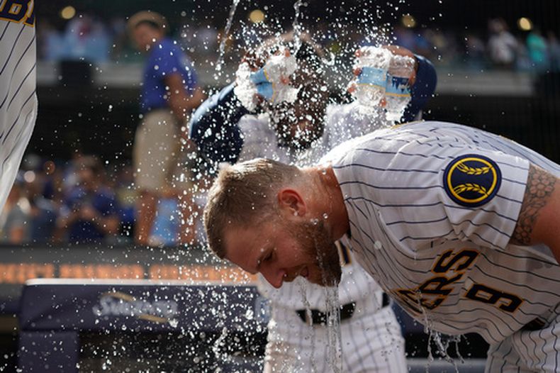 Jake Bauers de los Cerveceros de Milwaukee es bañado por su compañero Luis Lara al final del encuentro ante los Bravos de Atlanta el sábado 22 de agosto del 2026. (AP Foto/Aaron Gash)