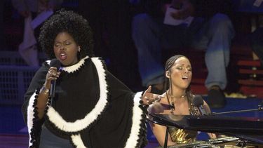 ARCHIVO - Alicia Keys, derecha, y Angie Stone interpretan America the Beautiful durante el Juego de Estrellas de la NBA, el 10 de febrero de 2002, en Filadelfia. (AP Foto/Dan Loh, archivo)
