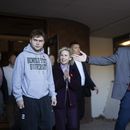 El candidato demócrata a la vicepresidencia, el gobernador de Minnesota Tim Walz, anuncia que su hijo, Gus Walz, ha votado por primera vez al salir de la oficina electoral del condado de Ramsey después de la votación anticipada en St. Paul, Minnesota, el miércoles 23 de octubre de 2024. (Renée Jones Schneider/Star Tribune via AP, Pool)