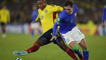 ARCHIVO - El colombiano Óscar Cortés (izquierda) pugna el balón con el brasileño Patryck durante el partido del Sudamericano Sub20, el 9 de febrero de 2023. (AP Foto/Fernando Vergara)