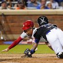 Filis ganan 2-1 a Mets; Vierling retira a Marte en el plato