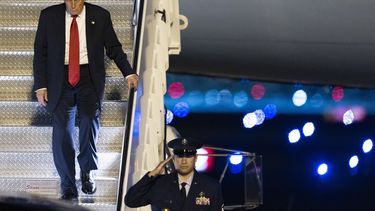 El presidente estadounidense Donald Trump desciende del avión presidencial tras llegar al Aeropuerto Internacional de Palm Beach, en West Palm Beach, Florida, el viernes 14 de marzo de 2025. (AP Foto/Manuel Balce Ceneta)