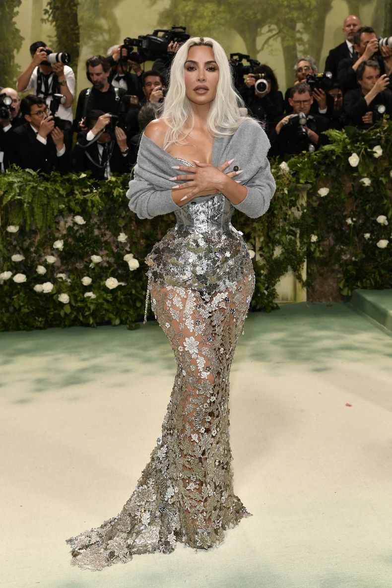 Kim Kardashian llega a la gala benéfica del Instituto del Vestido del Museo Metropolitano de Arte para celebrar la inauguración de la exposición Sleeping Beauties: Reawakening Fashion el lunes 6 de mayo de 2024, en Nueva York. (Foto Evan Agostini/Invision/AP)