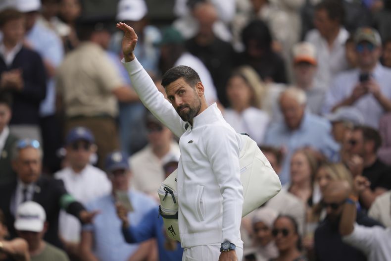 El serbio Novak Djokovic se despide de los aficionados de la Cancha Central después de derrotar al australiano Alex de Minaur durante la cuarta ronda del Campeonato de Tenis de Wimbledon, el lunes 7 de julio de 2025, en Londres. (AP Foto/Kin Cheung)