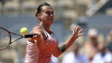 Aryna Sabalenka devuelve ante Elina Svitolina durante los cuartos de final del Abierto de Francia, el martes 6 de junio de 2023. (AP Foto/Aurelien Morissard)