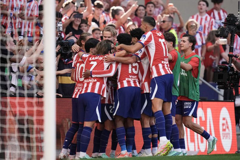 Jugadores del Atlético de Madrid celebran el gol de Alejandro Grimaldo en el derbi ante el Real Madrid en La Liga el domingo 20 de septiembre del 2026. (AP Foto/Bernat Armangue)