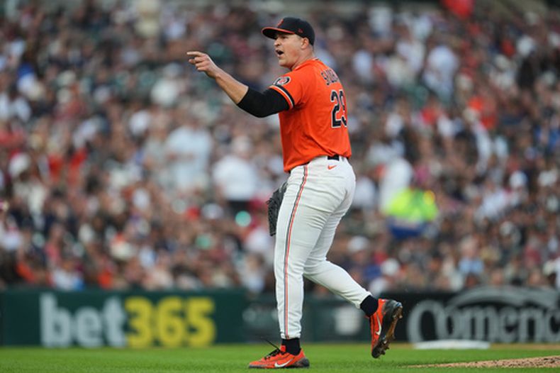El lanzador de los Tigres de Detroit, Tarik Skubal (29), reacciona hacia el dugout de los Medias Blancas de Chicago durante la quinta entrada de un partido de béisbol el viernes 19 de junio de 2026, en Detroit. (Foto AP/Paul Sancya)