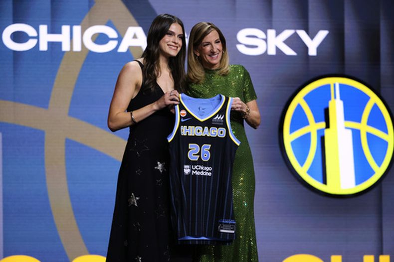 La jugadora de UCLA Gabriela Jaquez posa con la comisionada de la WNBA Cathy Engelbert tras convertirse en la quinta seleccionada del draft por el Sky de Chicago el lunes 13 de abril del 2026. (AP Foto/Pamela Smith)
