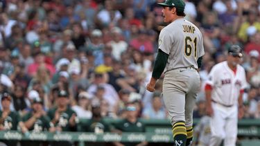 Gage Jump, pitcher de los Atléticos, festeja luego de ponchar al último bateador de los Medias Rojas de Boston en la sexta entrada del juego del sábado 8 de agosto de 2026 (AP Foto/Jim Davis)