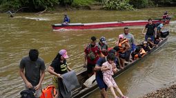 ARCHIVO - Migrantes que se dirigen hacia el norte llegan a Lajas Blancas, provincia de Darién, Panamá, el 6 de octubre de 2023, después de cruzar caminando el Tapón del Darién desde Colombia. (AP Foto/Arnulfo Franco, Archivo)
