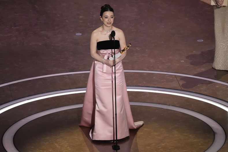 Mikey Madison recibe el premio a mejor actriz por Anora durante la ceremonia de los Oscar el domingo 2 de marzo de 2025 en el Teatro Dolby de Los Ángeles. (Foto AP/Chris Pizzello)