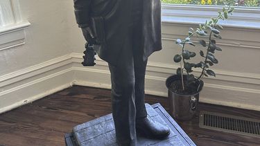 Un modelo de la estatua de Johnny Cash que se instalará en el Capitolio de los Estados Unidos se encuentra en el estudio de Kevin Kresse en Little Rock, Arkansas, el 23 de abril de 2024. (Foto AP/Andrew DeMillo)