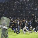 Enfrentamientos entre hinchas dejan 127 muertos en Indonesia