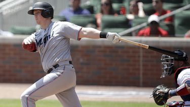 marlins superan a bravos para llevarse serie en truist park