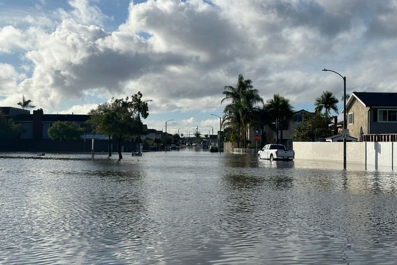 Un estanque local se desbordó e inundó un barrio residencial en Huntington Beach, California, tras una tormenta el viernes 21 de noviembre de 2025. (Foto AP/Amy Taxin)