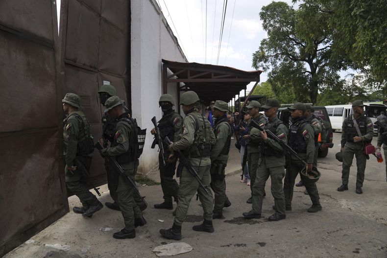 Soldados en su intervención al centro penitenciario de Tocorón, en Tocorón, Venezuela, el miércoles 20 de septiembre de 2023. Militares ejecutaron la intervención en un intento de desmantelar una de las bandas criminales en el país, de acuerdo con el ministro de Interior, el almirante en jefe Remigio Ceballos. (AP Foto/Ariana Cubillos)