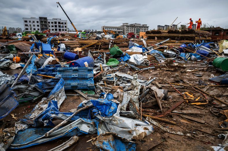 En esta imagen publicada por Xinhua News Agency, rescatistas trabajan en un centro logístico afectado por un tornado en el distrito de Huangzhou, ciudad de Huanggang, en la provincia china de Hubei, el 7 de julio de 2026. (Wu Zhizun/Xinhua via AP)