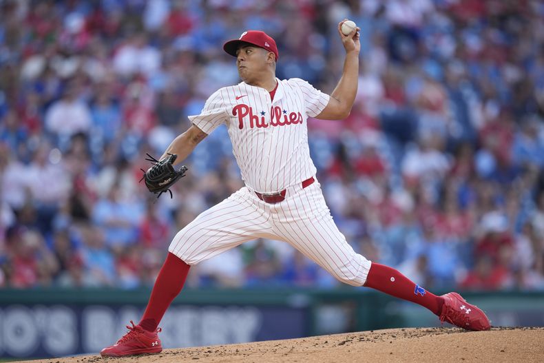 El venezolano Ranger Suárez, de los Filis de Filadelfia, lanza en el juego del martes 21 de mayo de 2024, ante los Rangers de Texas (AP Foto/Matt Slocum)