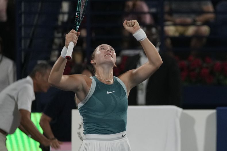 La rusa Mirra Andreeva reacciona después de ganar el partido final del Torneo de Dub contra la danesa Clara Tauson en Dubai, Emiratos Árabes Unidos, el sábado 22 de febrero de 2025. (AP Foto/Altaf Qadri)