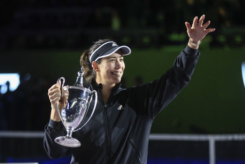 ARCHIVO - La hispano-venezolana Garbiñe Muguruza sostiene el trofeo de las Finales de la WTA en Guadalajara, México, el miércoles 17 de noviembre de 2021 (AP Foto/Refugio Ruiz, archivo)