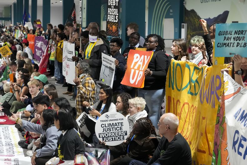 Activistas participan en una manifestación en la cumbre climática COP29 el sábado 16 de noviembre de 2024, en Bakú, Azerbaiyán. (AP Foto/Rafiq Maqbool)