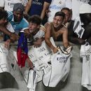 En foto del 2 de agosto del 2022, aficionados intentan recibir un autografo en el encuentro de la Champions Cup entre la Juventus y el Real Madrid en Orlando, Florida. (AP Foto/John Raoux)
