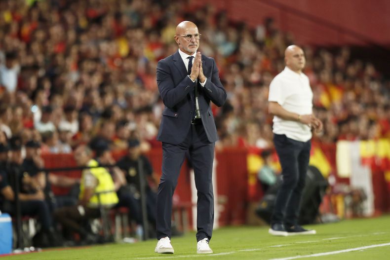 El seleccionador de España Luis de la Fuente hace un gesto durante el duelo de la eliminatoria a la Euro 2024 entre España y Chipre en el Grupo A el martes 12 de septiembre del 2023. (AP Foto/Fermin Rodriguez)