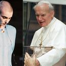 La cantante irlandesa Sinead OConnor de pie sola mientras el público la abuchea en la celebración por el 30 aniversario de Bob Dylan en Nueva York el 16 de octubre de 1992, 13 días después de que rompiera una fotografía del papa Juan Pablo II durante una aparición en Saturday Night Live izquierda, y el papa Juan Pablo II en el papamobil en Praga el 21 de abril de 1990. Más de 30 años después, la protesta de OConnor en “Saturday Night Live” es recordada por algunos como un acto profano, pero para otros, incluyendo los sobrevivientes de abuso sexual por parte del clero católico, fue profética de la ola mundial de denuncias que estaba por venir. (Foto AP)