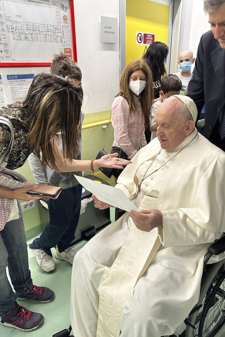 En esta imagen, distribuida por los medios del Vaticano, el papa Francisco visita el ala de oncología pediátrica del hospital policlínico universitario Agostino Gemelli, en Roma, el 15 de junio de 2023, donde se recupera de una operación abdominal desde el 7 de junio. (Vatican Media vía AP)
