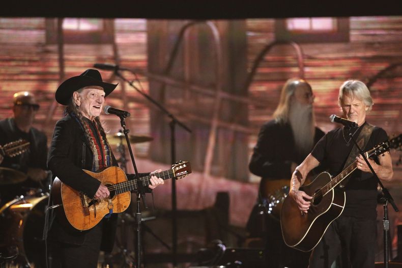 ARCHIVO - Willie Nelson, a la izquierda, y Kris Kristofferson actúan en el escenario en la 56ª edición anual de los Premios Grammy el 26 de enero de 2014, en Los Ángeles. (Foto Matt Sayles/Invision/AP, archivo)