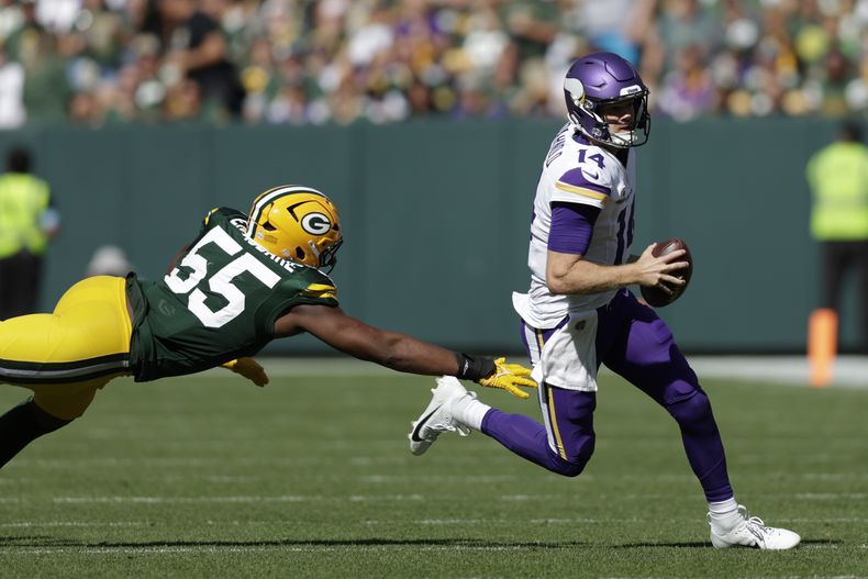 El quarterback Sam Darnold (14) de los Vikings de Minnesota acarrea el balón ante los Packers de Green Bay, el domingo 29 de septiembre de 2024, en Green Bay. (AP Foto/Matt Ludtke)