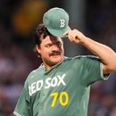 Payton Tolle, abridor de los Medias Rojas de Boston, se quita la gorra para agradecer una atrapada de Ceddanne Rafaela en el duelo ante los Atléticos, el viernes 7 de agosto de 2026 (AP Foto/Charles Krupa)