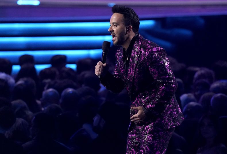 ARCHIVO - Luis Fonsi durante su presentación en el homenaje a la Persona del Año Marco Antonio Solís en la 23a entrega anual del Latin Grammy en la Arena Mandalay Bay Michelob Ultra el 17 de noviembre de 2022 en Las Vegas. Fonsi lanzó su álbum El viaje con colaboraciones con Laura Pausini y Carlos Vives el 17 de mayo de 2024. (Foto AP/Chris Pizzello, archivo)