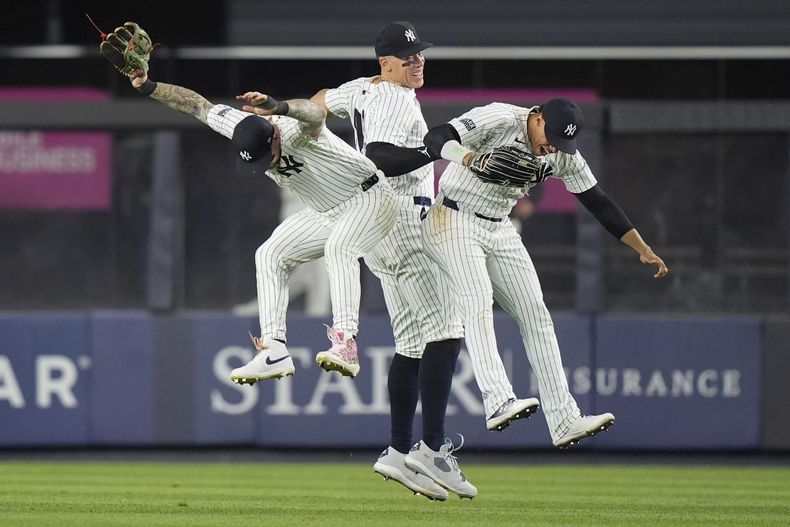 El mexicano Alex Verdugo (izquierda) Aaron Judge (centro) y el dominicano Juan Soto festejan el triunfo sobre los Marineros de Seattle, el miércoles 22 de mayo de 2024 (AP Foto/Frank Franklin II)