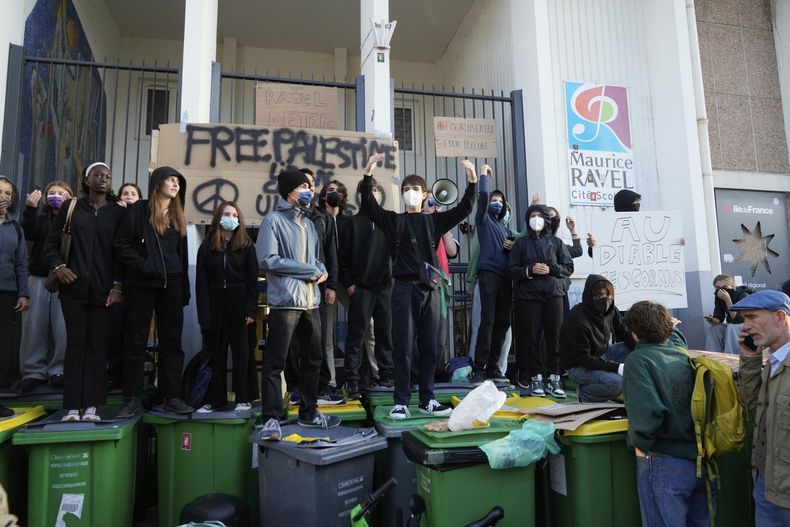 Estudiantes bloquean el acceso a una escuela durante una protesta convocada por grandes sindicatos contra los recortes presupuestarios, en París, Francia, el jueves 18 de septiembre de 2025. (AP Foto/Michel Euler)