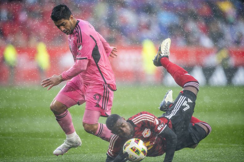 El delantero de Inter Miami Luis Suárez (9) pugna por el balón con Andrés Reyes de los Red Bulls de Nueva York, el sábado 23 de marzo de 2024, en Harrison, Nueva Jersey. (AP Foto/Eduardo Muñoz Álvarez)