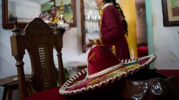María Luz Insua ensaya antes de participar en un concurso de mariachis celebrado como parte de un evento conmemorativo del Día de la Independencia de México en La Habana, el martes 15 de septiembre de 2026. (Foto AP/Ramón Espinosa)