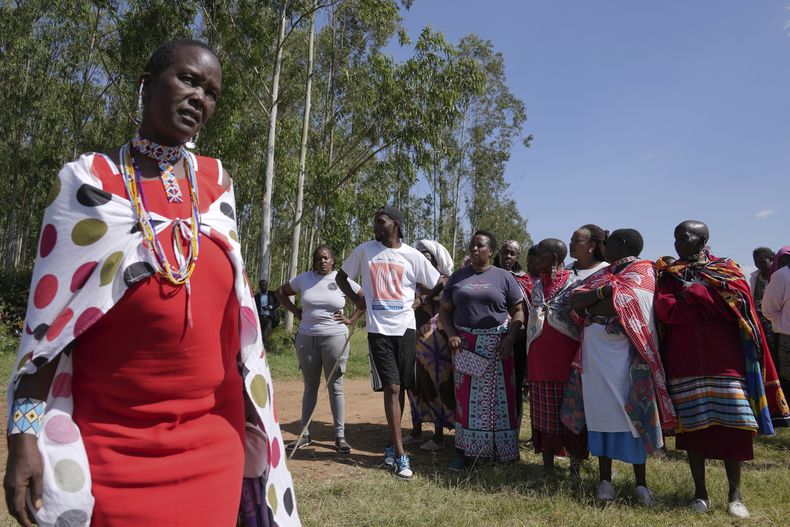 Familiares y amigos en el funeral de Anthony Shungea Pasha, quien murió luego de ser atacado por hienas mientras recolectaba leña en un bosque cercano a su residencia, el martes 6 de febrero de 2024, en Kajiado, Kenia. (AP Foto/Brian Inganga)