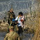 ARCHIVO - Un grupo de migrantes es detenido por oficiales en la frontera entre Texas y México el 3 de enero de 2024, en Eagle Pass, Texas. (AP Foto/Eric Gay, Archivo)