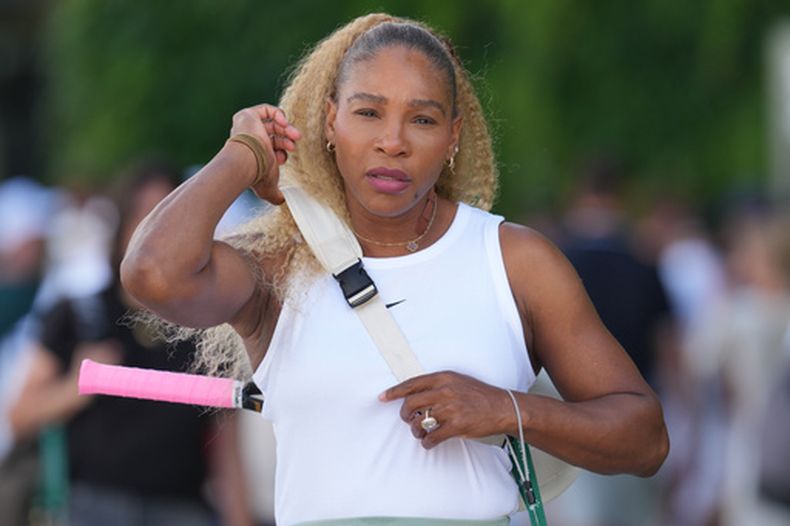 La estadounidense Serena Williams arriba al All England Club para entrar antes de su primer partido en Wimbledon el domingo 28 de junio del 2026. (AP Foto/Kin Cheung)