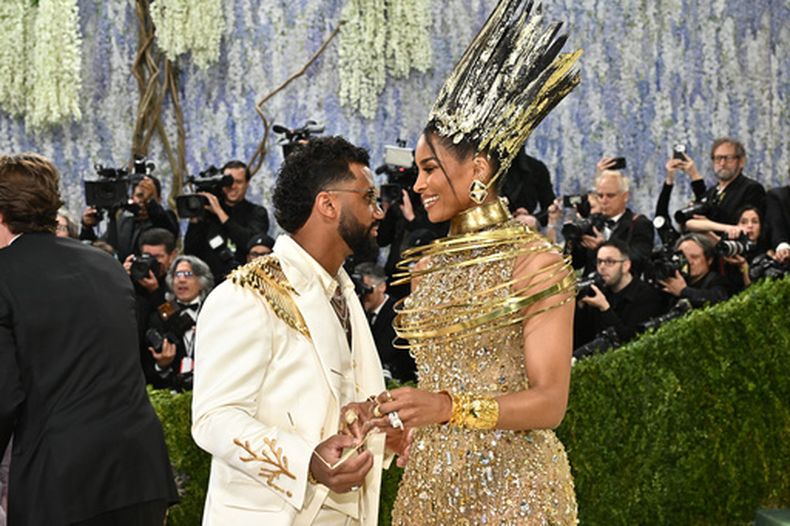 Russell Wilson, izquierda, y Ciara llegan a la gala benéfica del Costume Institute del Museo Metropolitano de Arte para celebrar la inauguración de la exposición Costume Art el lunes 4 de mayo de 2026 en Nueva York. (Foto de Evan Agostini/Invision/AP)