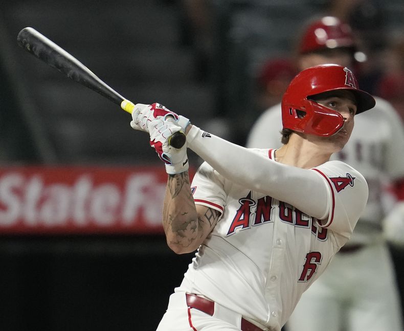 ARCHIVO - Mickey Moniak, de los Angelinos de Los Ángeles, conecta un jonrón para definir el juego ante los Marineros de Seattle, el 31 de agosto de 2024 (AP Foto/Ashley Landis, archivo)