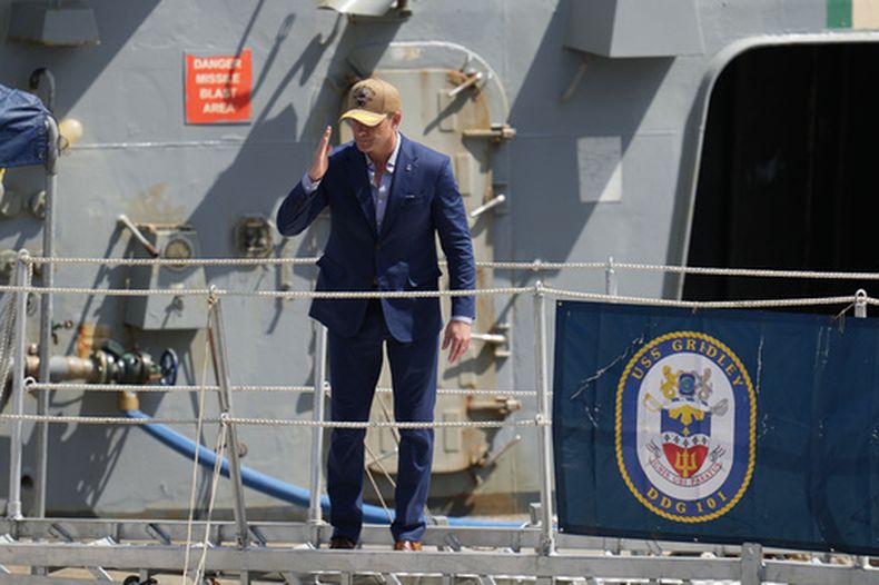El secretario de Defensa de Estados Unidos, Pete Hegseth, saluda desde un buque de la Armada que participa en un ejercicio militar multinacional en Ciudad de Panamá, el jueves 13 de agosto de 2026. (Foto AP/Matias Delacroix)