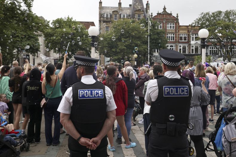 ARCHIVO - Policías vigilan fuera del Ayuntamiento durante una vigilia para recordar a las víctimas apuñaladas días atrás en Southport, Inglaterra, el lunes 5 de agosto de 2024. (AP Foto/Darren Staples, Archivo)