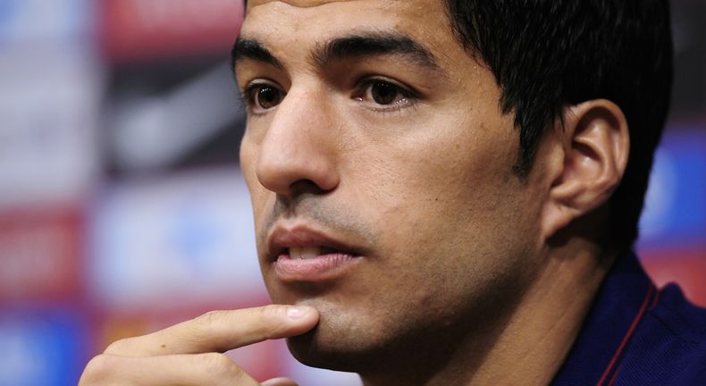 El jugador uruguayo del Barcelona, Luis Su&aacute;rez, participa en una rueda de prensa el martes, 19 de agosto de 2014, en Barcelona. (AP Photo/Manu Fernandez)