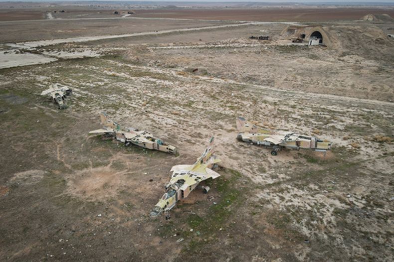 ARCHIVO - Aviones retirados del servicio de la Fuerza Aérea siria se ven en la base aérea de Abu Duhur, al este de Idlib, tras la toma del lugar por parte de combatientes de la oposición siria el sábado 7 de diciembre de 2024. (AP Foto/Omar Albam, Archivo)