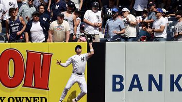 El campocorto de los Yankees de Nueva York, Max Schuemann, atrapa un elevado de Brayan Rocchio, de los Guardianes de Cleveland, durante la séptima entrada de un partido de béisbol el jueves 4 de junio de 2026, en Nueva York. (Foto AP/Adam Hunger)