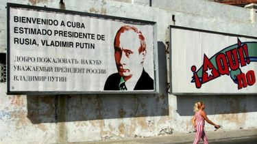 Un cartel en La Habana da la bienvenida a una visita de Putin a la isla en el año 2000.